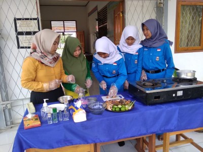 Produksi Hand Sanitizer dan Ramuan Herbal dari bahan herbal